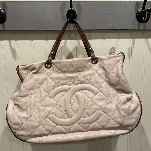 ❌SOLD❌ CHANEL, AUTHENTIC…Two Tone Leather - Picture 3 of 10
